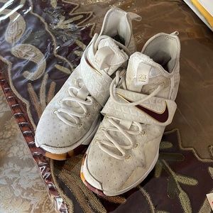 Mens/boys sneakers worn a couple of time